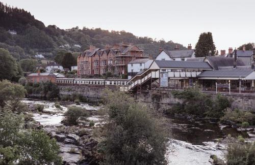 Llangollen House | Stylish and spacious four-bedroom cottage by the river Eco-friendly hot tub, cozy open fireplace Beautiful view