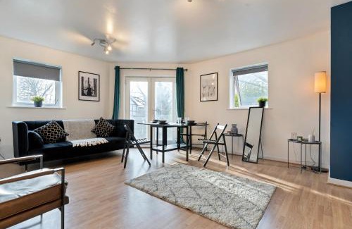 Chelmsford Apartment | Stylish City Centre Apartment with Free Parking, Fast W-fi, Smart TV and Balcony by Yoko Property