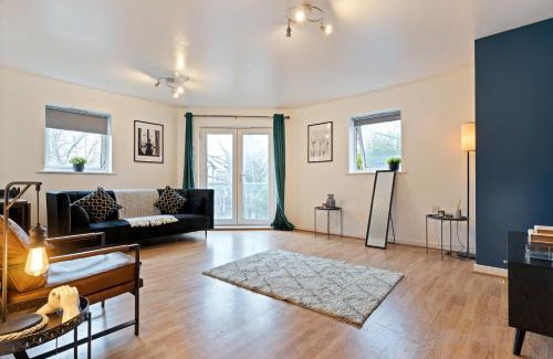 Chelmsford Apartment | Stylish City Centre Apartment with Free Parking, Fast W-fi, Smart TV and Balcony by Yoko Property