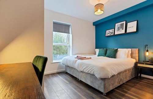 Chelmsford Apartment | Stylish City Centre Apartment with Free Parking, Fast W-fi, Smart TV and Balcony by Yoko Property