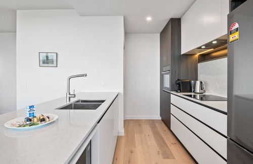 Alphington Apartment | Stylish City-View Apartment with Premium Amenities