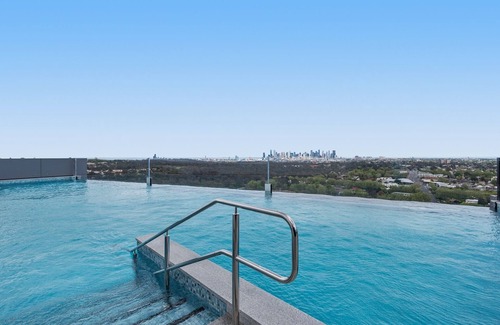Alphington Apartment | Stylish City-View Apartment with Premium Amenities