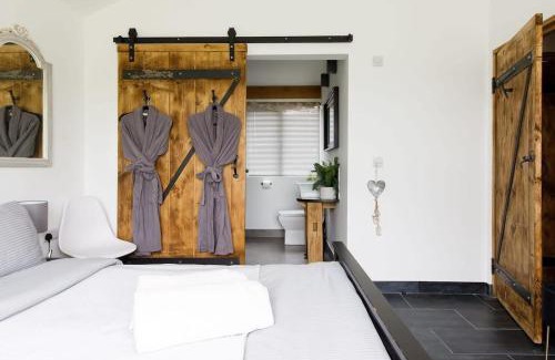 Chichester Ski Chalet | Stylish Getaway Vast Courtyard Hot Tub