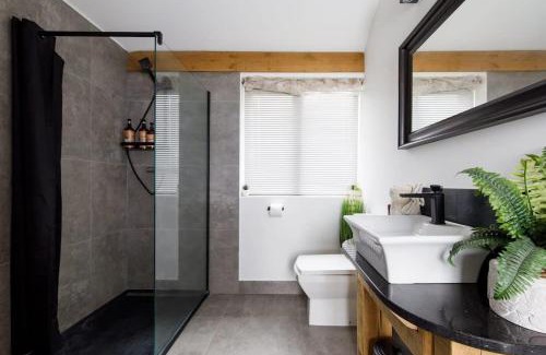 Chichester Ski Chalet | Stylish Getaway Vast Courtyard Hot Tub