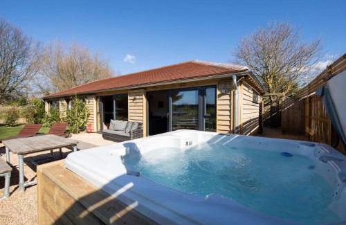 Chichester Ski Chalet | Stylish Getaway Vast Courtyard Hot Tub