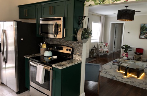 Southside House | Stylish - Minutes From Beach, Bars & Eateries