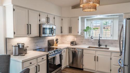 Continental Foothills House | Stylish N Scottdsdale 4 bdrm With Sparkling Pool and Games Galore