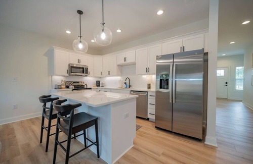 Lynchburg Apartment | Stylish New Build | 3BR Townhouse | Master BDR TV!