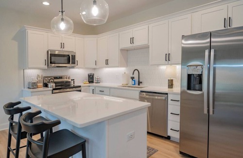 Lynchburg Apartment | Stylish New Build | 3BR Townhouse | Master BDR TV!