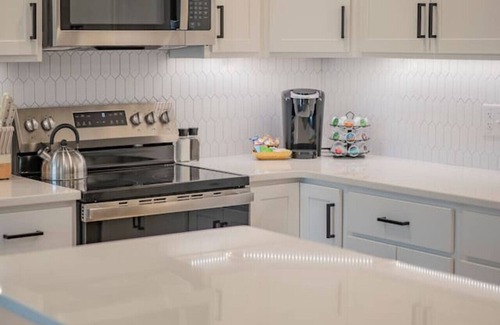 Lynchburg Apartment | Stylish New Build | 3BR Townhouse | Master BDR TV!