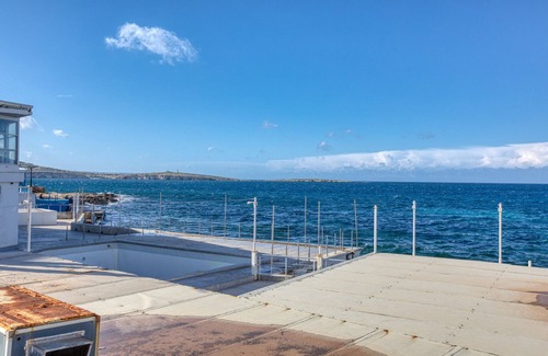 Bugibba Apartment | Stylish Penthouse Studio Bay Square 5