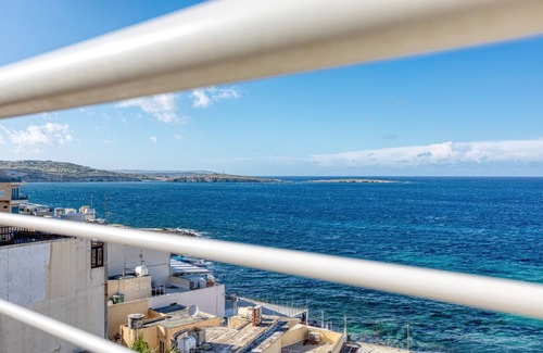 Bugibba Apartment | Stylish Penthouse Studio Bay Square 5