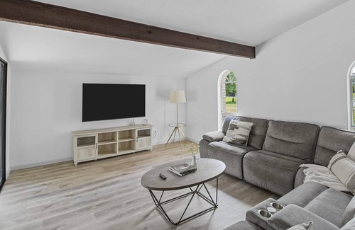 Northeast Carrollton House | Stylish Retreat With Large Diving Pool! Pet And Family Friendly