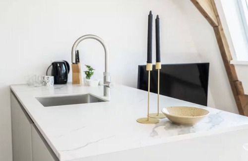 Spaarndammer en Zeeheldenbuurt Apartment | Stylish Rooftop Apartment Mondriaan Near Canals & Central Station – Sleeps 3