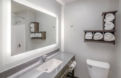 Beatrice Hotel | Stylish Room Pet Friendly Near Gage Museum And Sprinting Speedway Action