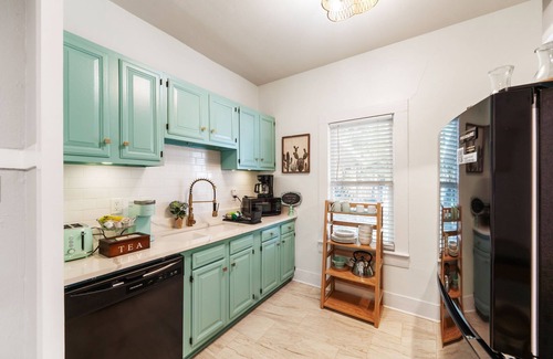 San Antonio Cottage | Stylish San Antonio Home by downtown, airport, Pearl District, Alamodome