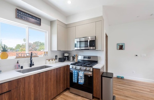 Sherman Oaks House | Stylish Sherman Oaks Townhouse W/2 Master Suites + 3rd room with full bathroom