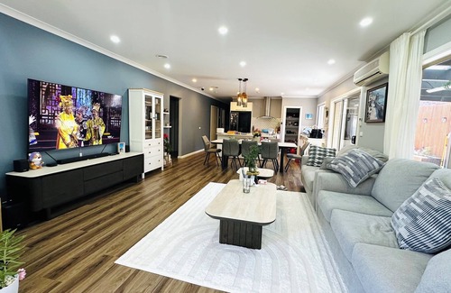Deer Park House | Stylish Small Ocean Home near Deer Park Train Station-Private Room