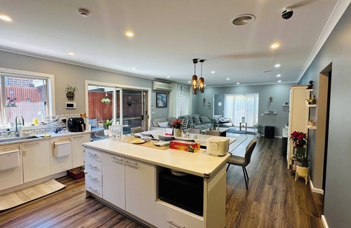 Deer Park House | Stylish Small Ocean Home near Deer Park Train Station-Private Room