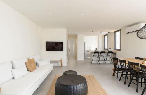 Netanya Apartment | Stylish & Spacious 3 bedroom apartment by the Sea