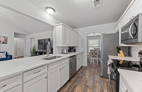 Bedford Villa | Stylish Villa in DFW - Pool Pool Table Near Stadiums