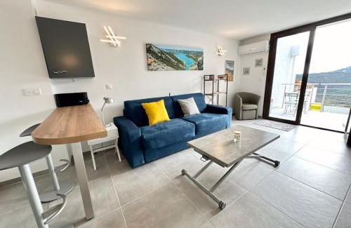 Mandelieu-La-Napoule Apartment | Sublime studio with large terrace and pool