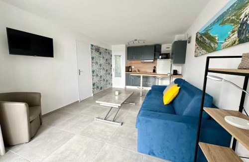Mandelieu-La-Napoule Apartment | Sublime studio with large terrace and pool