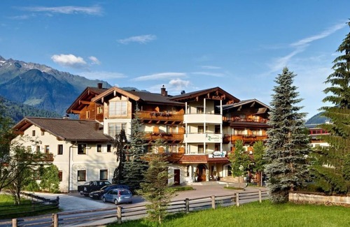 Bramberg am Wildkogel Apartment | Suite "Emerald" with bathtub - Tauernblick, Emerald Hotel