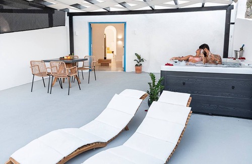 Fira Apartment | Suite Indoor Jacuzzi and Outdoor Jacuzzi