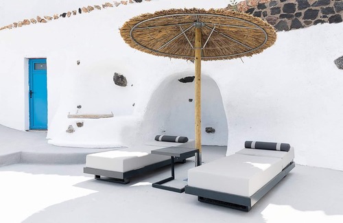 Fira Apartment | Suite Indoor Jacuzzi and Outdoor Jacuzzi