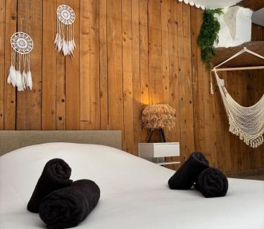 Anduze Apartment | Suite l'Écrin Caché avec billard et baignoire îlot