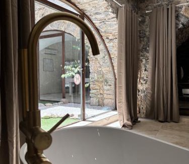 Anduze Apartment | Suite l'Écrin Caché avec billard et baignoire îlot