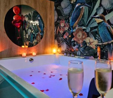 Saint-Etienne Apartment | Suite Passion - Jacuzzi privé - Table massage