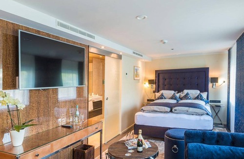 Muelheim Hotel | Suite, shower, toilet, river view