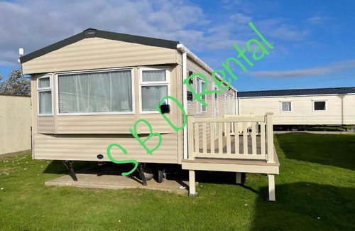 Clacton-on-Sea Resort | Summer Breeze Deluxe Caravan Rental