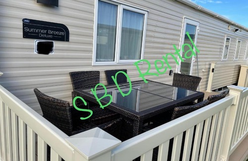 Clacton-on-Sea Resort | Summer Breeze Deluxe Caravan Rental