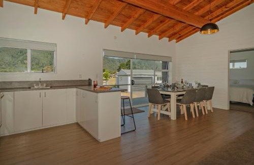 Pauanui House | Summer's Runaway - Pauanui Holiday Home