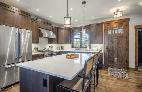 Cle Elum House | Suncadia 4 Bdrm Home with Private Hot Tub, Game room, Park view
