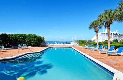 Truman Annex House | Sundown Refuge by AvantStay Great Location w Patio Outdoor Dining BBQ Shared Pool Week Long Stays