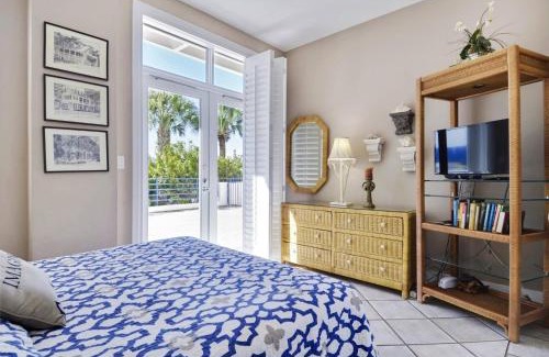 Truman Annex House | Sundown Refuge by AvantStay Great Location w Patio Outdoor Dining BBQ Shared Pool Week Long Stays