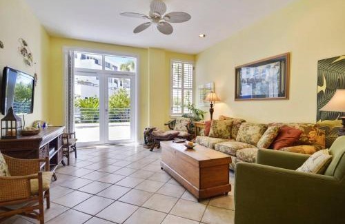 Truman Annex House | Sundown Refuge by AvantStay Great Location w Patio Outdoor Dining BBQ Shared Pool Week Long Stays