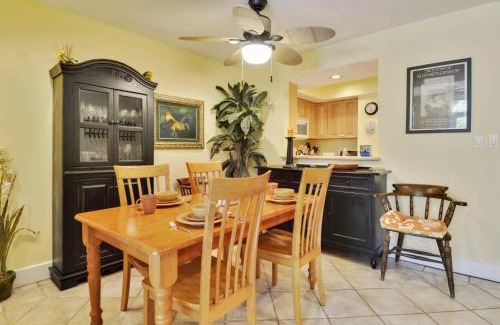 Truman Annex House | Sundown Refuge by AvantStay Great Location w Patio Outdoor Dining BBQ Shared Pool Week Long Stays