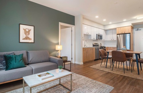 South of Market Apartment | Sunlit SoMa 2BR w/ Gym, Roofdeck, walk to Tech HQs and BART, by Blueground