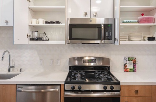 South of Market Apartment | Sunlit SoMa 2BR w/ Gym, Roofdeck, walk to Tech HQs and BART, by Blueground