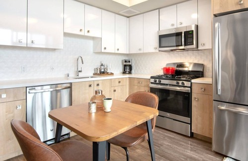 South of Market Apartment | Sunlit SoMa Studio w/ Gym + Rooftop Lounge, near Tech HQs by Blueground