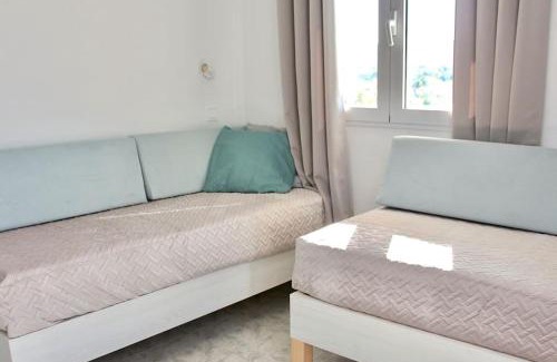 Alikanas Apartment | Sunny Apt at Regina Apartments