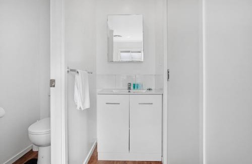 Greenlane - Ellerslie Apartment | Sunny Beam Guest Suite with Parking and Kitchenette