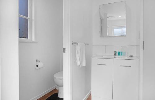 Greenlane - Ellerslie Apartment | Sunny Beam Guest Suite with Parking and Kitchenette