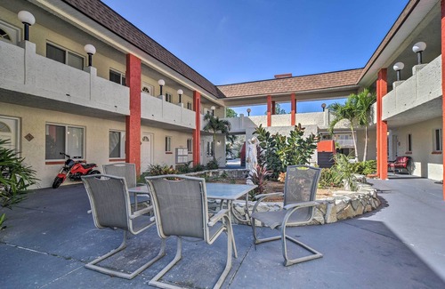 Indian Rocks Beach Apartment | Sunny Indian Rocks Beach Condo: Steps to Gulf!