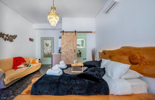 Old Town Rethymnon Apartment | Sunny Palm Room Crete